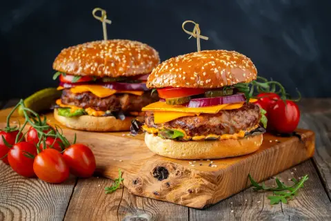Co dodać do mięsa na burgery? Sekret soczystości i smaku