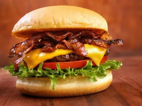 Skąd pochodzi burger? Odkryj jego zaskakującą historię!