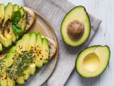 Co zrobić z guacamole? Pomysły na śniadanie, obiad i przechowywanie