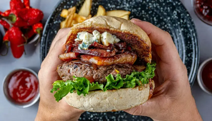 Idealne domowe burgery: Sekret soczystości i smaku