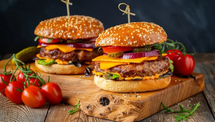 Co dodać do mięsa na burgery? Sekret soczystości i smaku