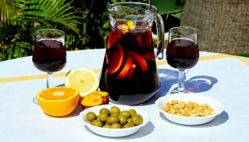 Przekąski do alkoholu: Idealne połączenia do wódki, piwa i wina