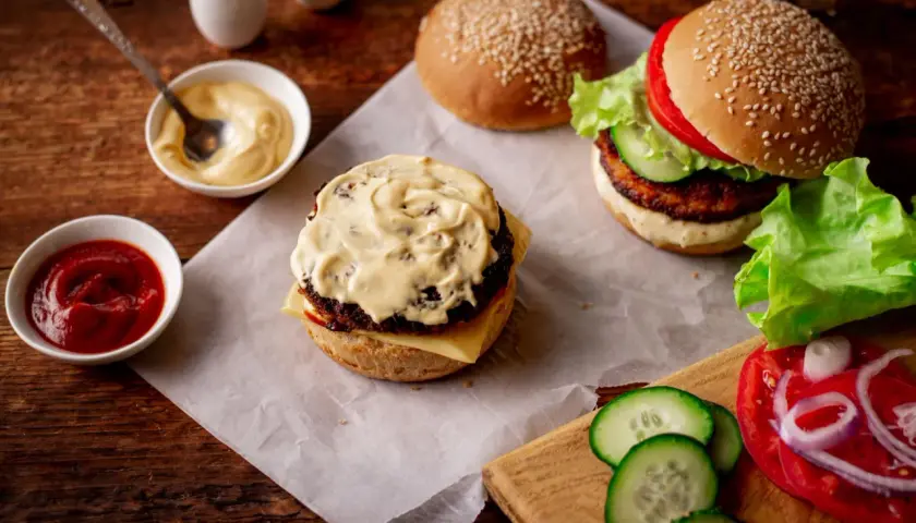 Domowe sosy do burgerów: Przepisy, triki i sekrety smaku