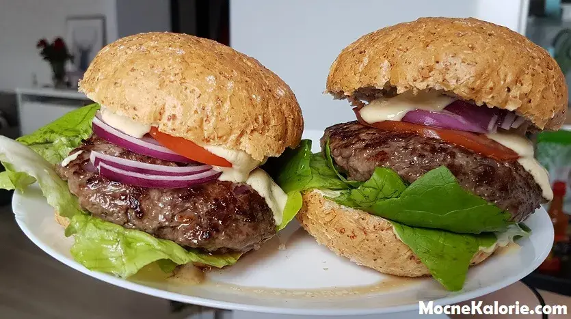 Burger z frytkami: Ile kalorii? Poznaj fakty i triki