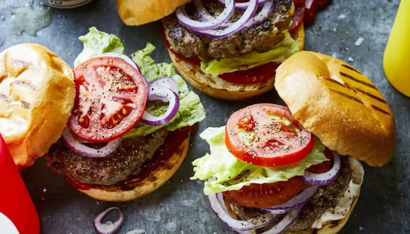 Co pasuje do hamburgera? Klasyczne i nietypowe dodatki